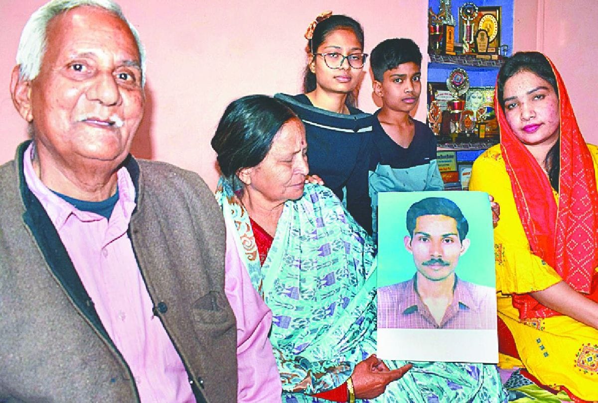 poet Raj Bahadur Singh Raj searching his missing son for 10 years in agra