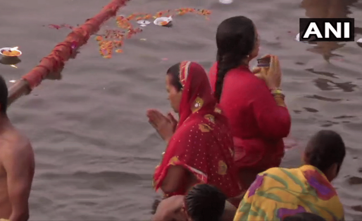 Basant panchami: people  take holy dip in river ganga preparations of saraswati puja in varanasi