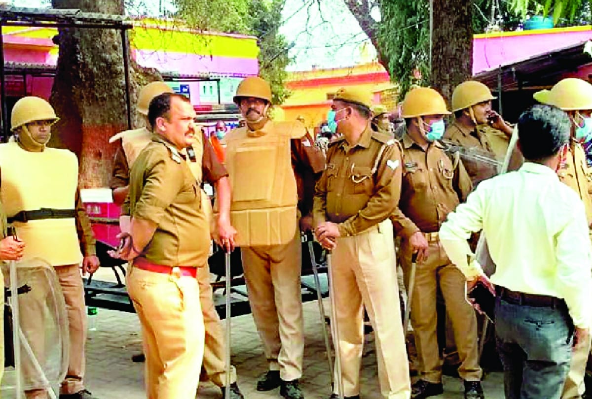 Knife and sticks in Sitapur land dispute, four injured including Mahant