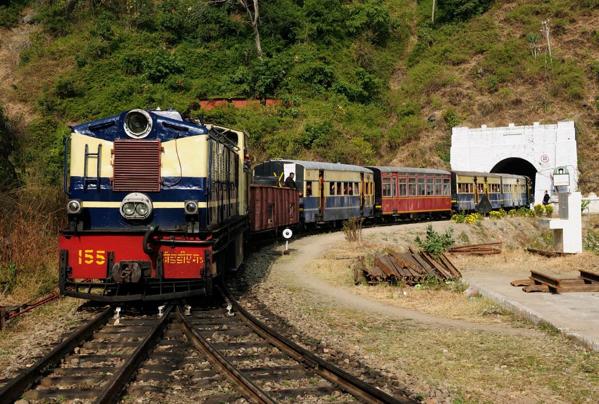 himachal pradesh scenic toy train journey must visit in summer holidays