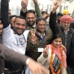 सुनाम में जश्न मनाते कांग्रेसी।