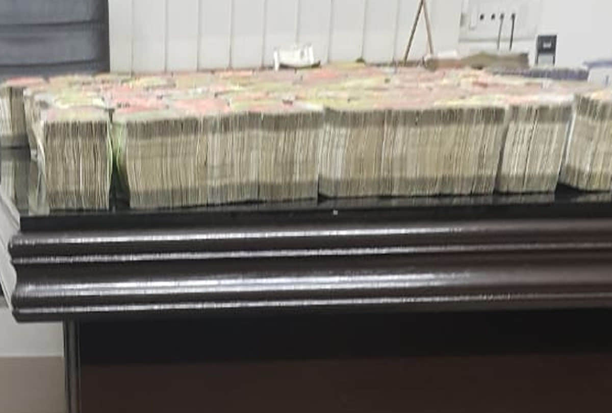 1.40 crores was found in the train, some clues found to income tax department