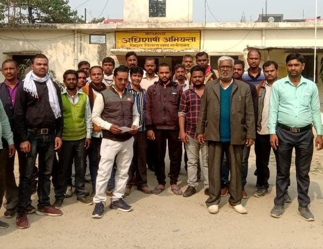 electric worker give gyapan