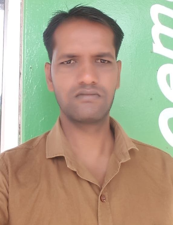 father dies during service, son wanders to get job