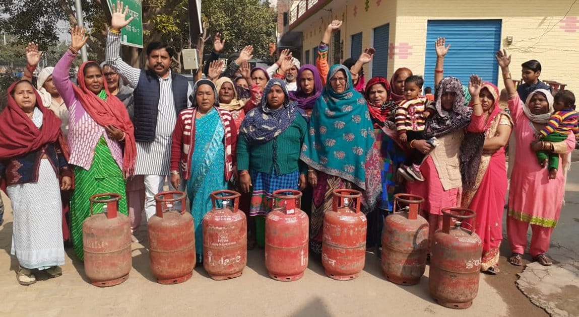 Women on the road to protest against the rising prices of gas cylinders