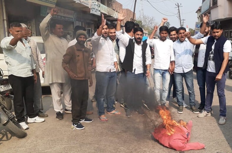 Students burnt effigy of government due to no increase in sugarcane price