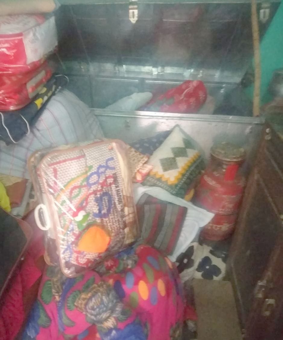 Thieves flew cash and jewelry from home