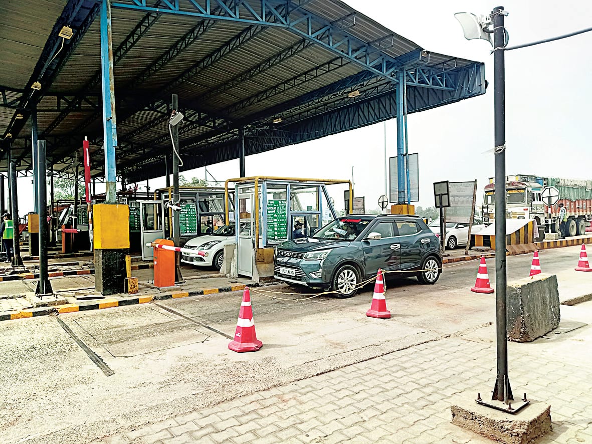 Toll plaza worker charge two times tax who do not have fastag