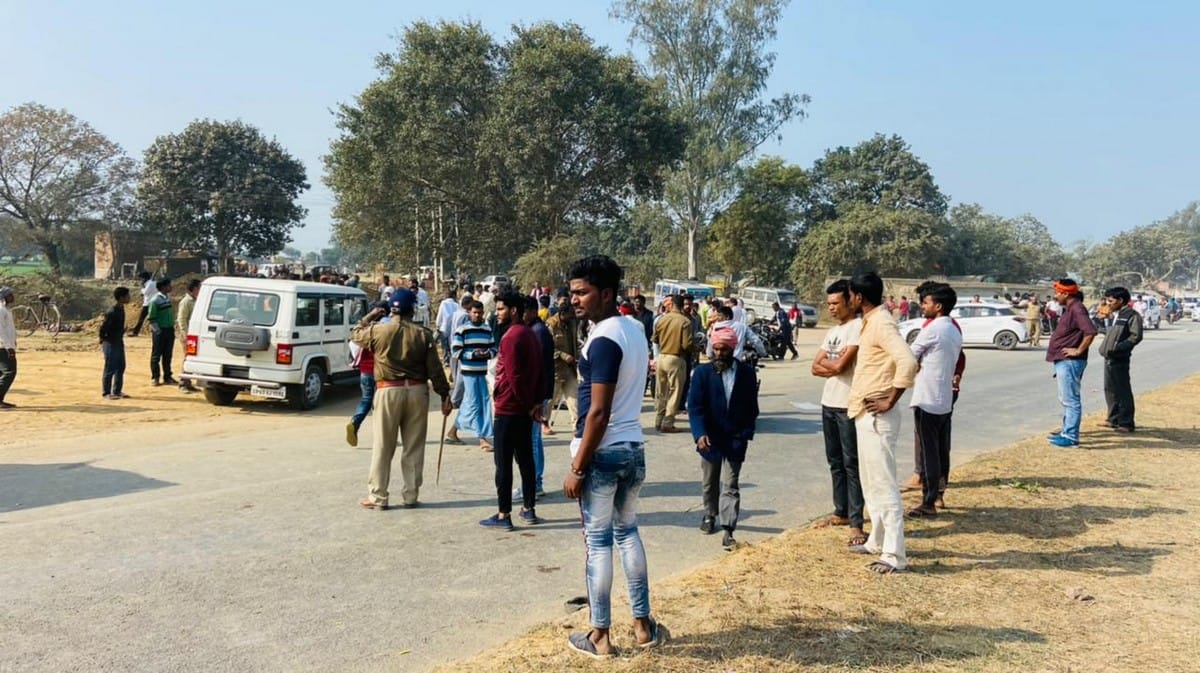 Trailor hit bike rider couple husband died and wife injured in road accident in chandauli