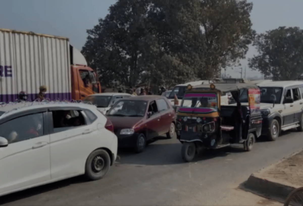 Trailor hit bike rider couple husband died and wife injured in road accident in chandauli