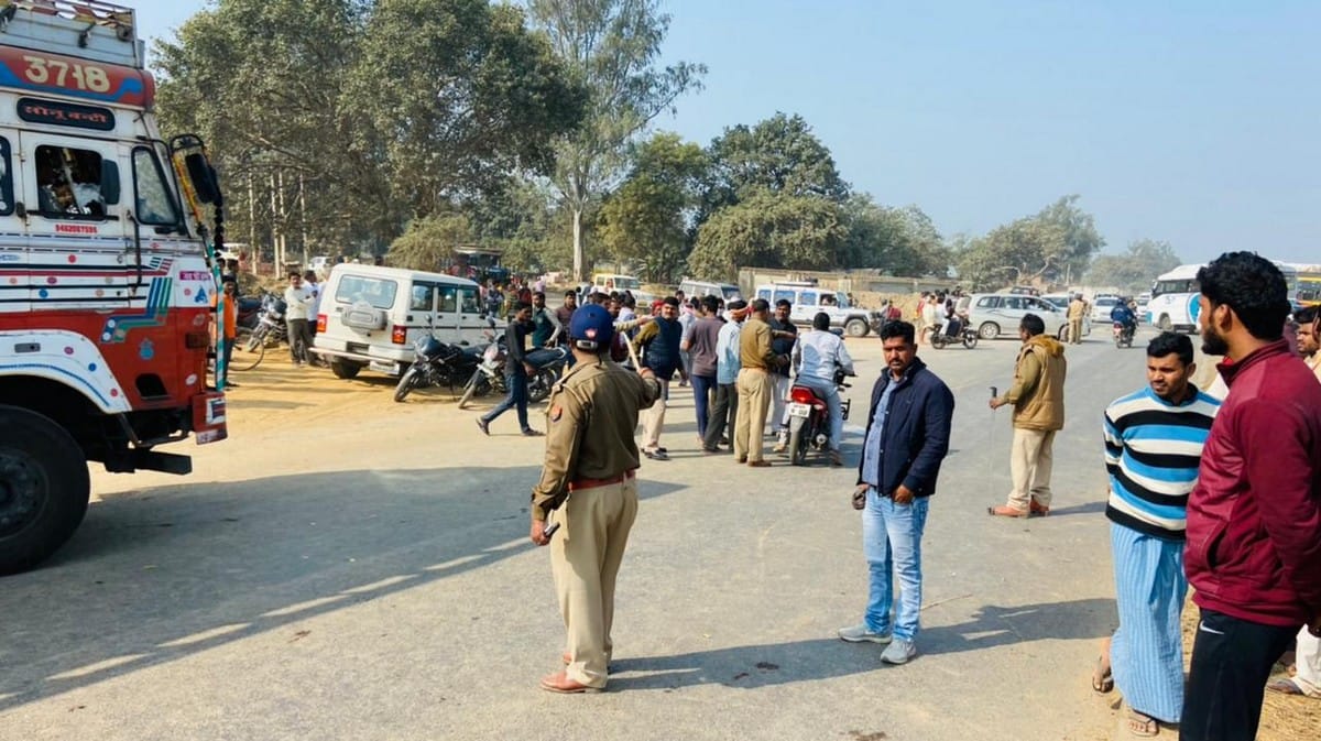 Trailor hit bike rider couple husband died and wife injured in road accident in chandauli