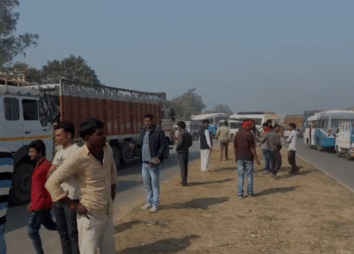 Trailor hit bike rider couple husband died and wife injured in road accident in chandauli