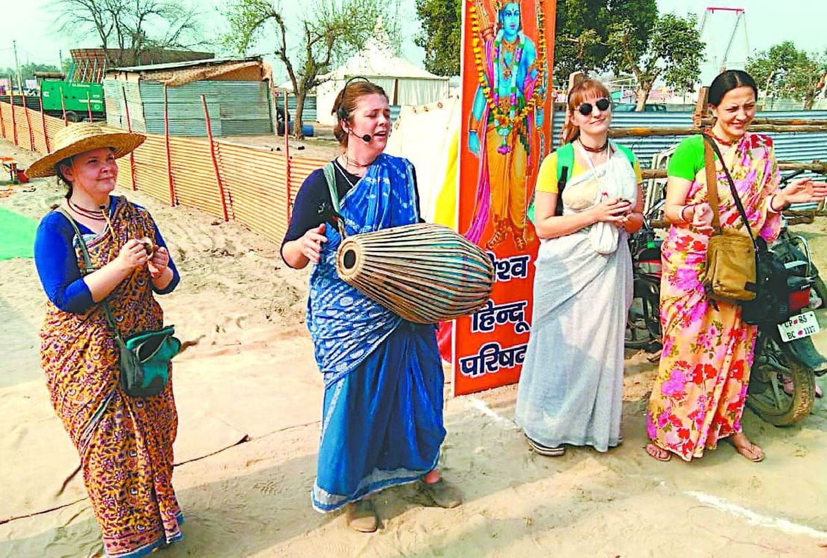 Argentinian mother daughter performs worship lord krishna in vrindavan