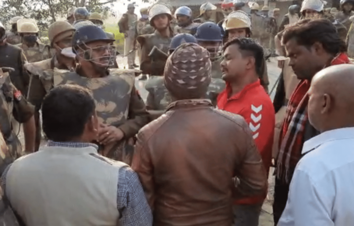 Gram pradhan murder people villagers attack on police vandalize vehicles in jaunpur