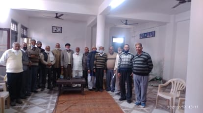 पेंशनर्स संघ इकाई बिझड़ की बैठक में मौजूद पदाधिकारी और सदस्य।