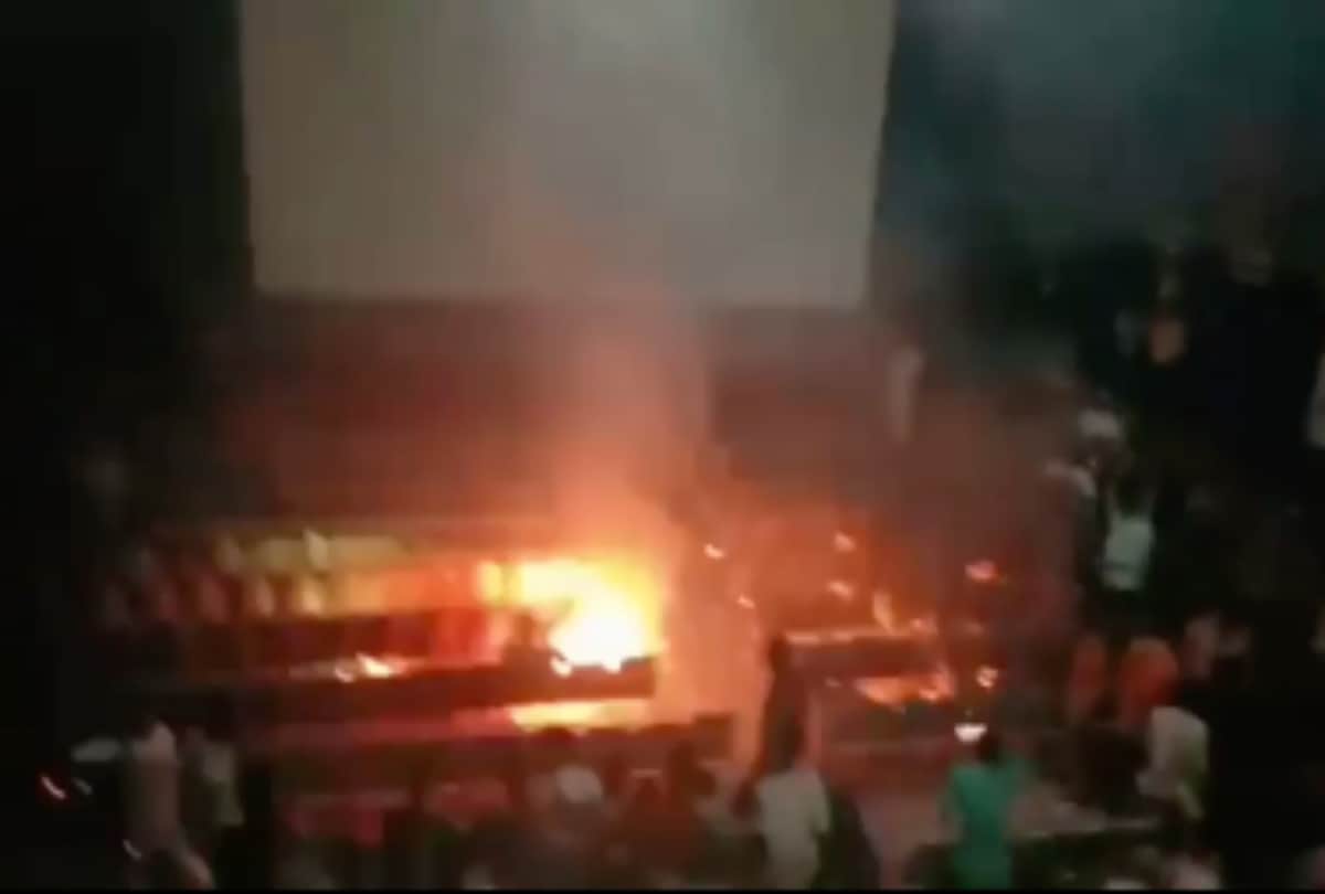 Audience bursts firecrackers during the screening of Salman Khan-Shah Rukh Khan's 'Karan Arjun' in Malegaon
