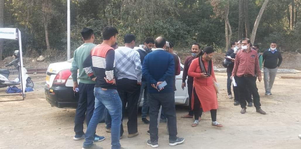 Everyday commuters start fasttag on vehicles