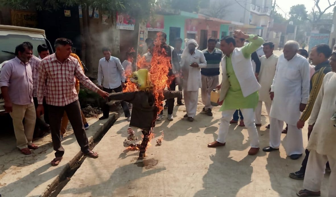 RLD workers burnt effigy of BJP government