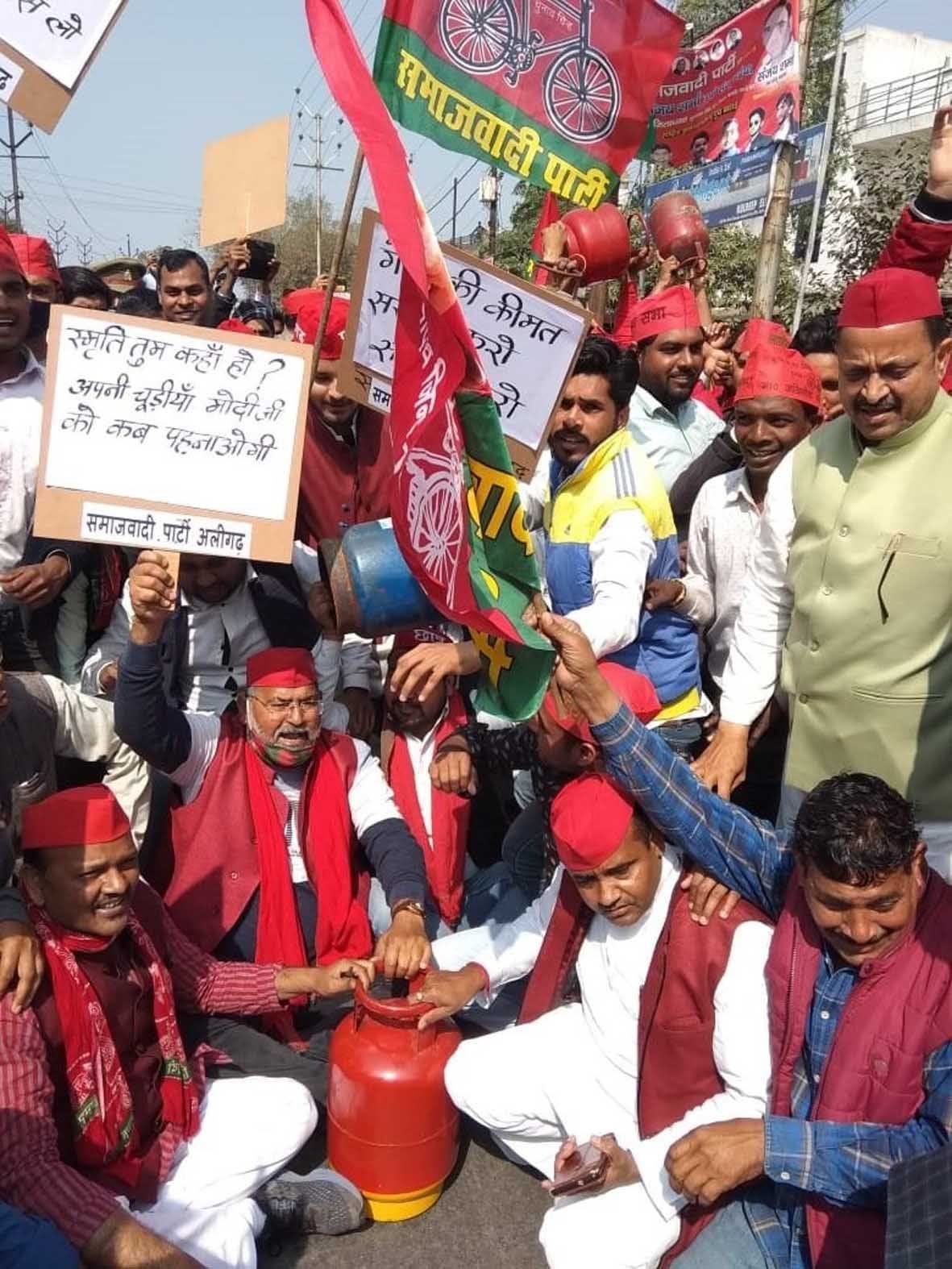 sp leader protest against petrol and diesel price hike
