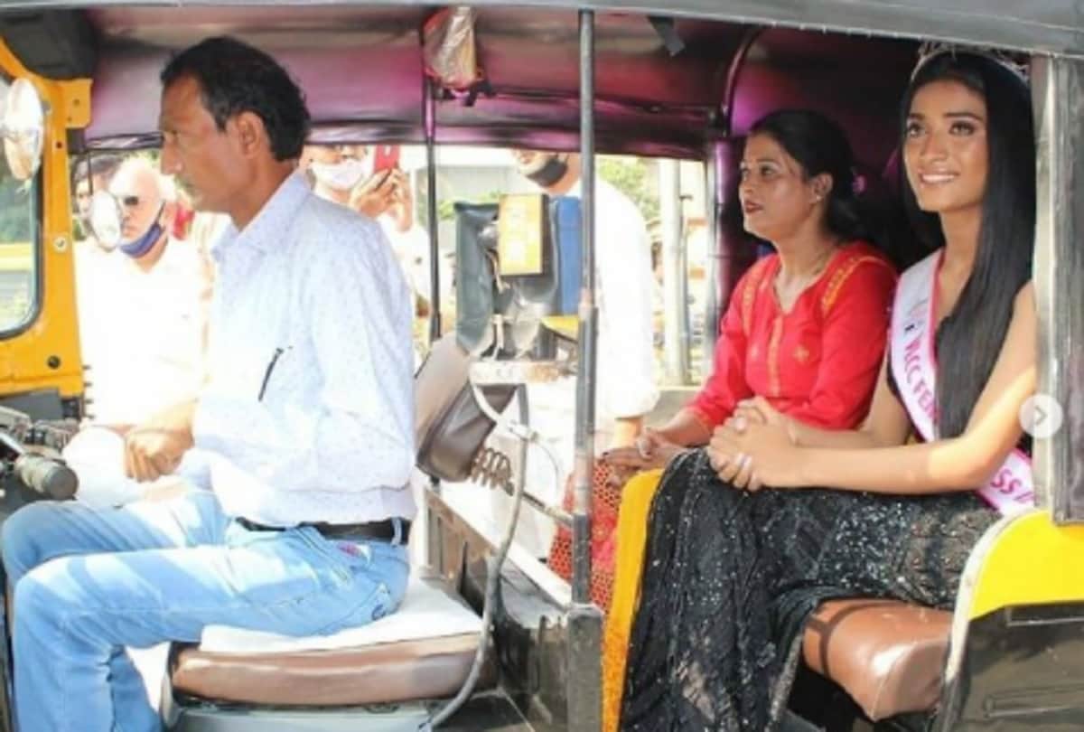 Miss India Runner up Manya Singh reaches in a program by fathers auto rickshaw