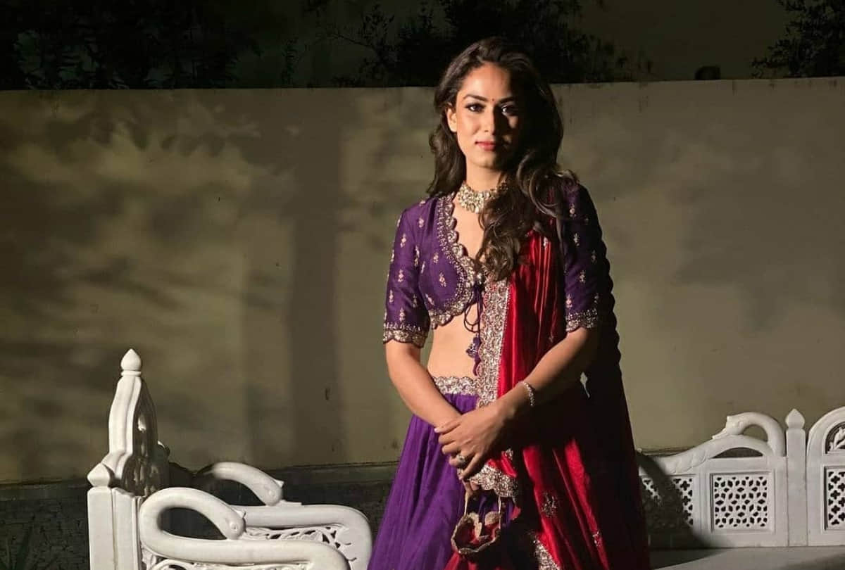shahid kapoor wife mira rajput is regel bridesmaid in friends wedding wear purple lehenga with maroon chunari