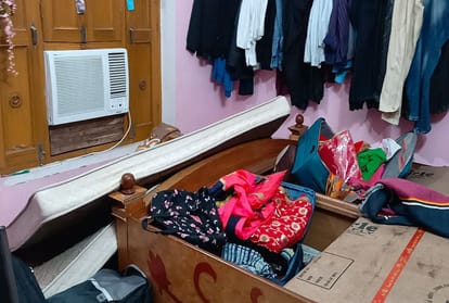 In Pratapgarh, the doctor's wife was robbed of four lakh cash and jewelry
