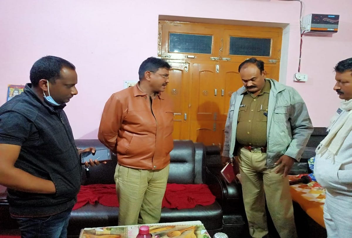 In Pratapgarh, the doctor's wife was robbed of four lakh cash and jewelry