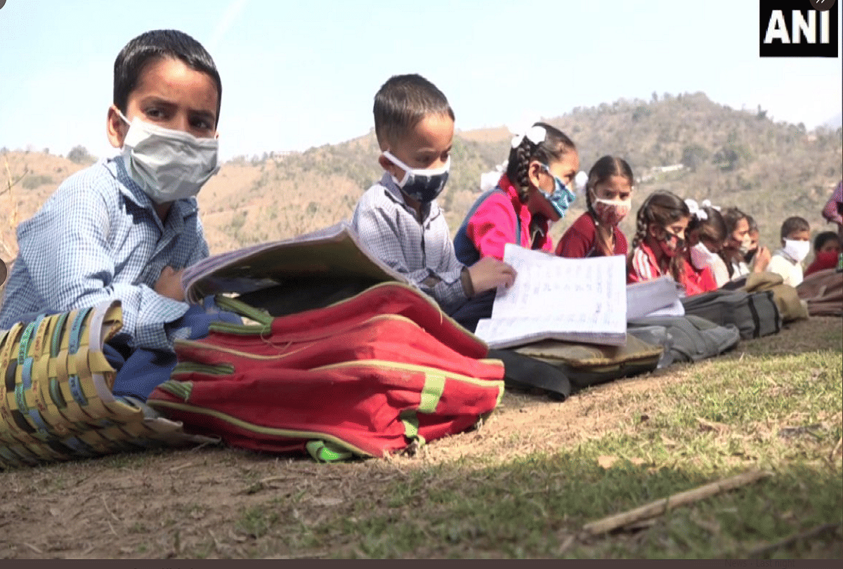 jammu-kashmir : Everyday not only children but animals also come to this school, see photos