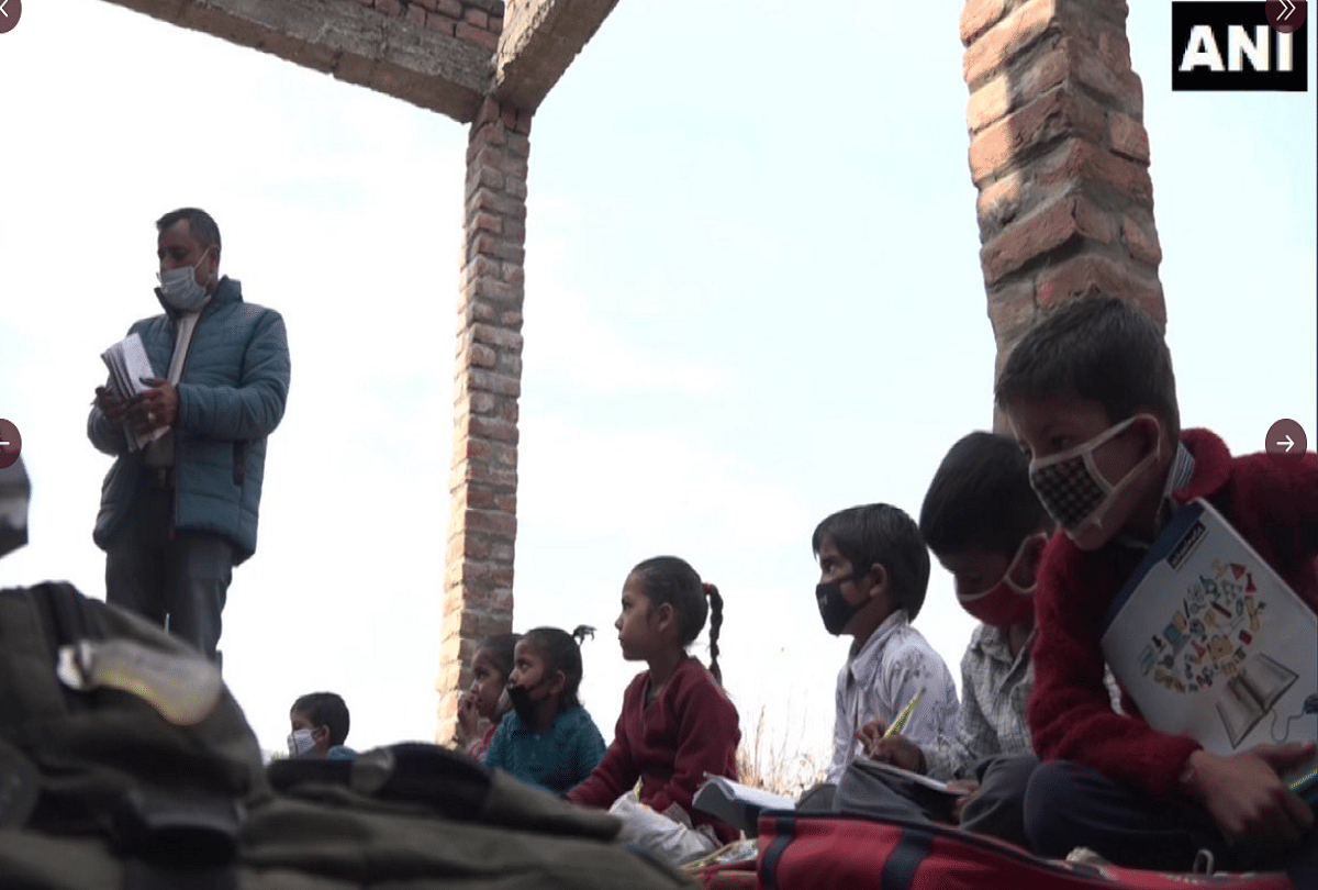 jammu-kashmir : Everyday not only children but animals also come to this school, see photos