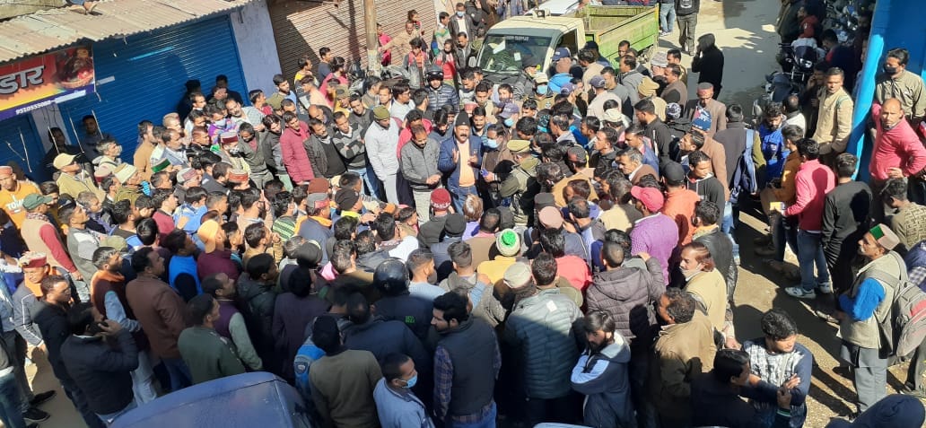 uttarakhand news : suspicious death of man in kedarkantha trek, villager does protest