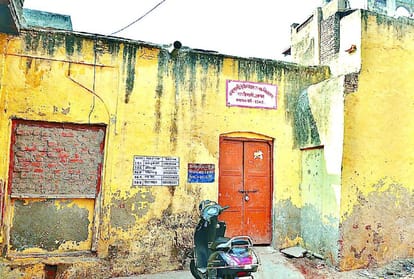 UP board made five hundred year old school an examination center in agra