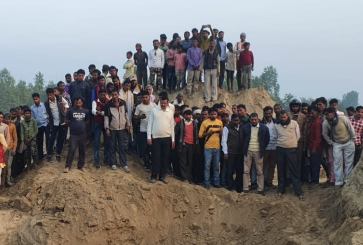 Death of a laborer working under construction petrol pump due to being buried in the soil, a serious