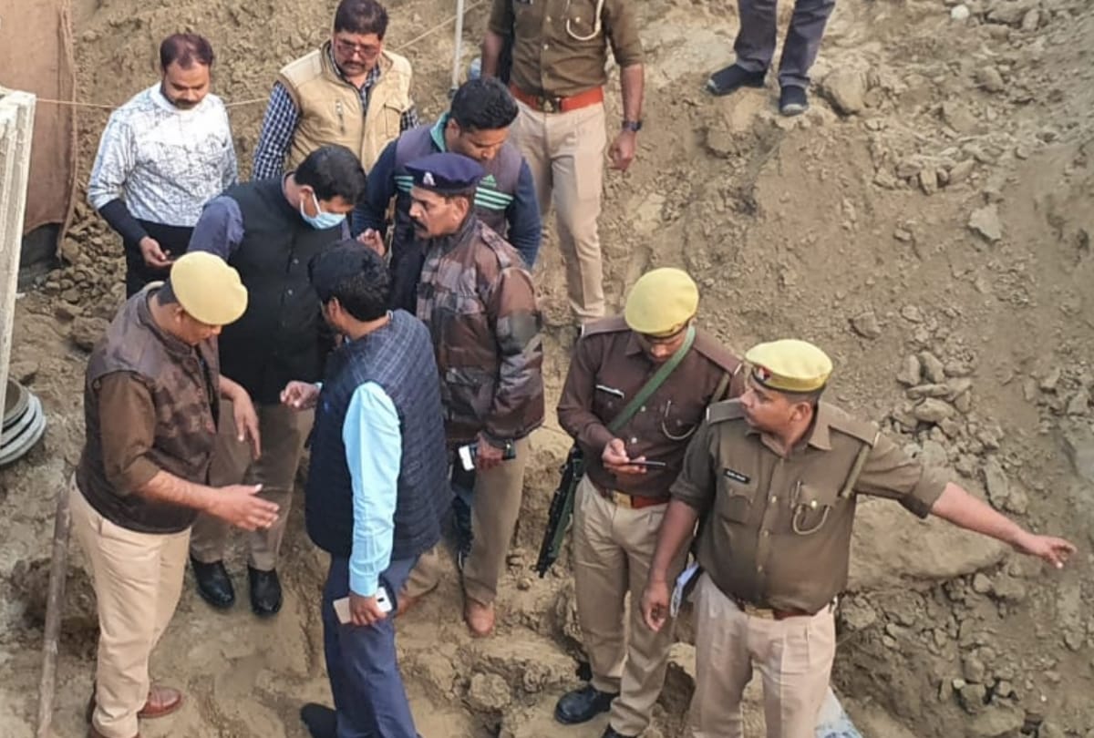 Death of a laborer working under construction petrol pump due to being buried in the soil, a serious