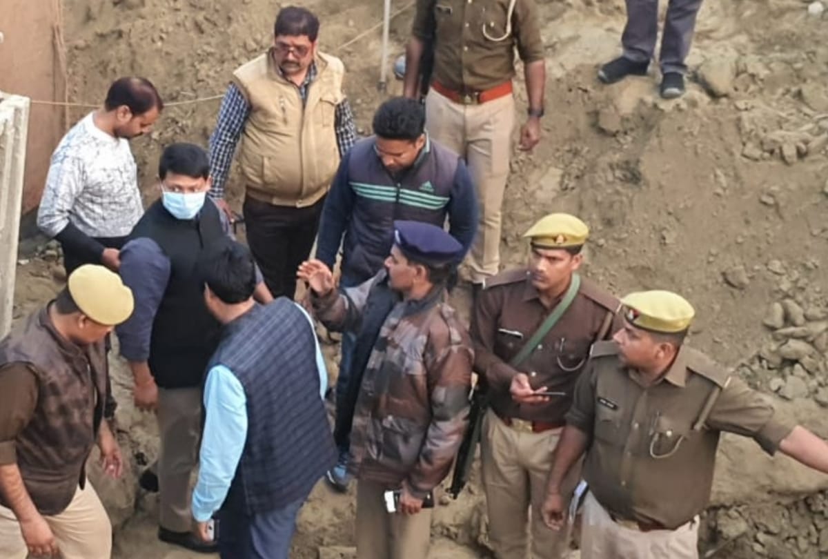 Death of a laborer working under construction petrol pump due to being buried in the soil, a serious
