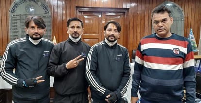 माउंट एवरेस्ट को फतह करने वाले पर्वता रोहियों का दल डीएम से मिला।