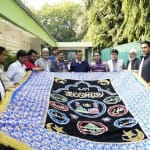 अजमेर शरीफ को पेश की विशेष चादर पेश करते मुख्यमंत्री अरविंद केजरीवाल