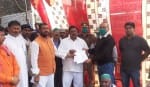 ब्यारा चौराहा पर भाकियू भानु गुट के द्वारा लगाई गई पंचायत में एसडीएम को ज्ञापन देते कार्यकर्ता।