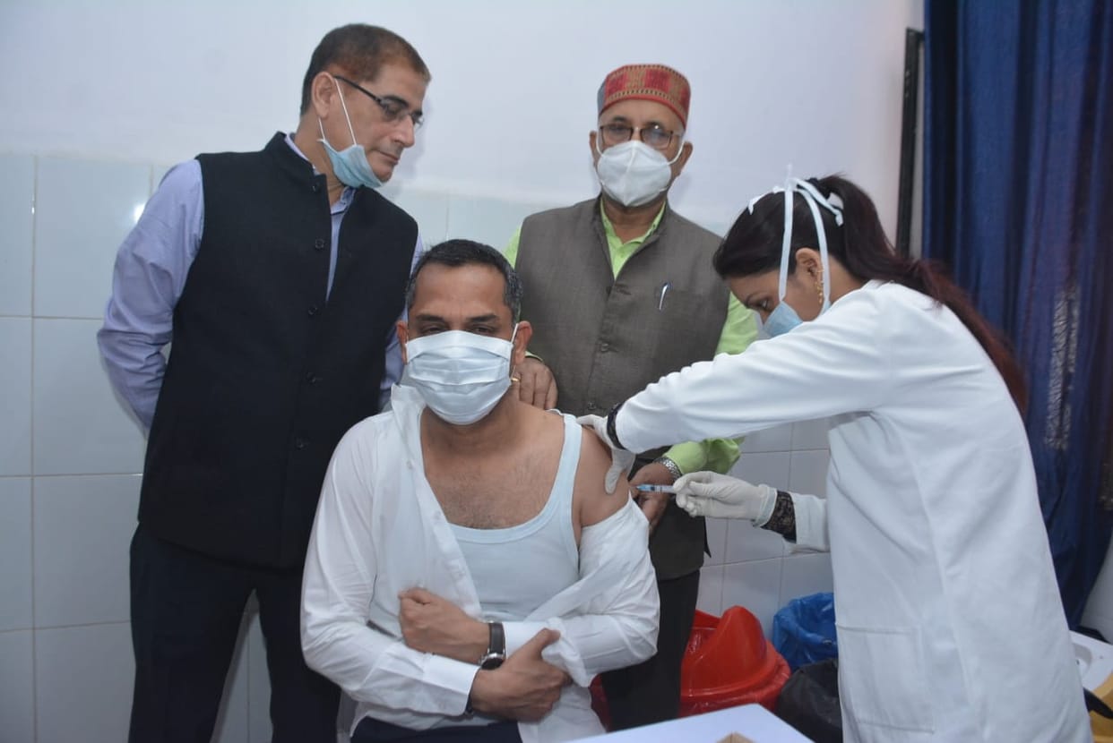 Administrative officials vaccinate corona in Varanasi