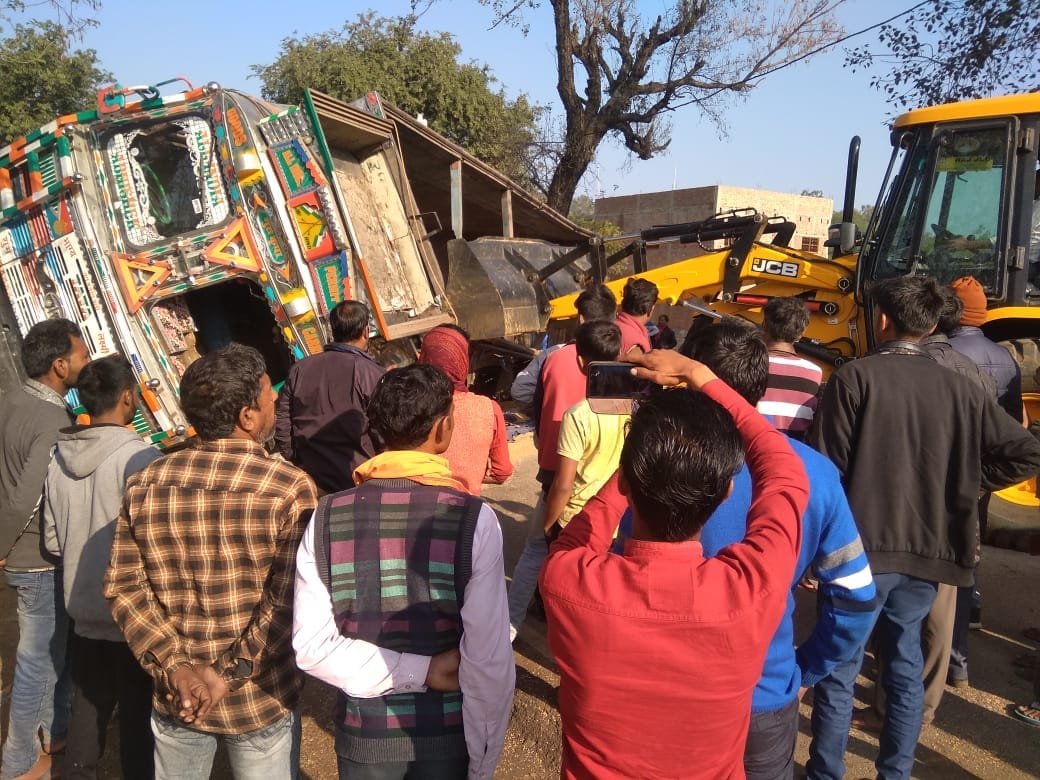 Uncontrolled Wheat loaded truck overturns in Mirzapur