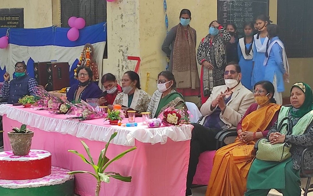 Hathras: Rules of traffic carved on paper through painting