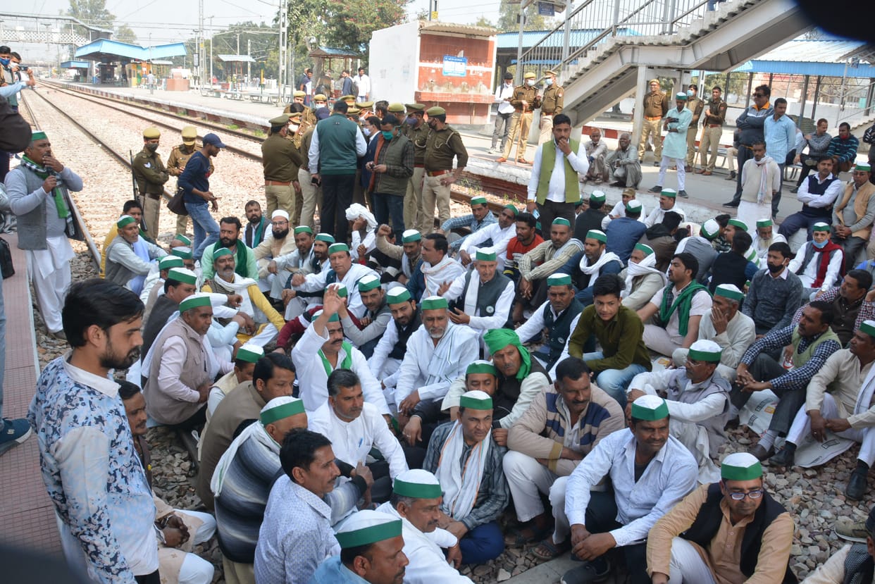 In Muzaffarnagar, farmers staged a sit-in, the train did not come