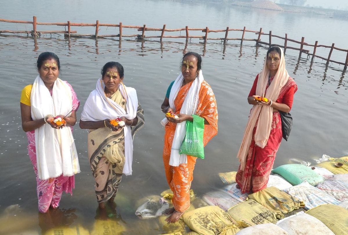 Vrindavan Kumbh Mela 2021 devotees take bath in yamuna river