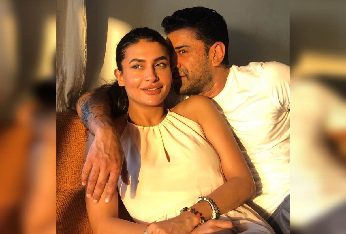 Eijaz Khan and Pavitra Punia Can't Keep Hands off Each Other in Public, Their Kissing Video Goes Viral