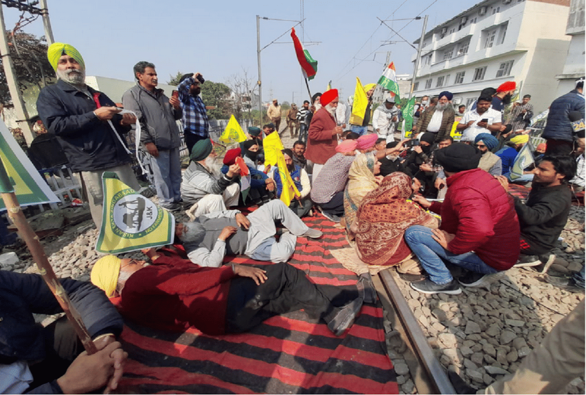 Jammu and Kashmir: Vande bharat stopped due to farmer movement in jammu