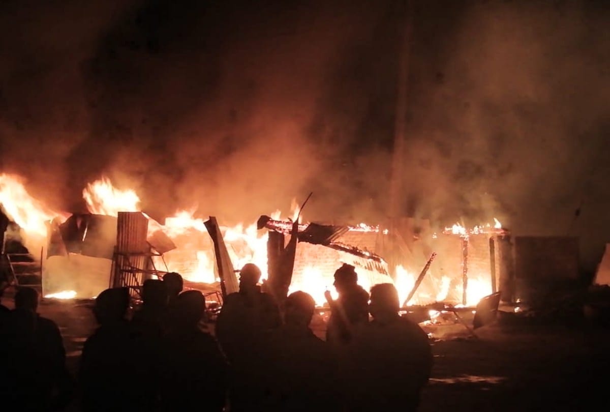 massive fire on footwear shop in deoria