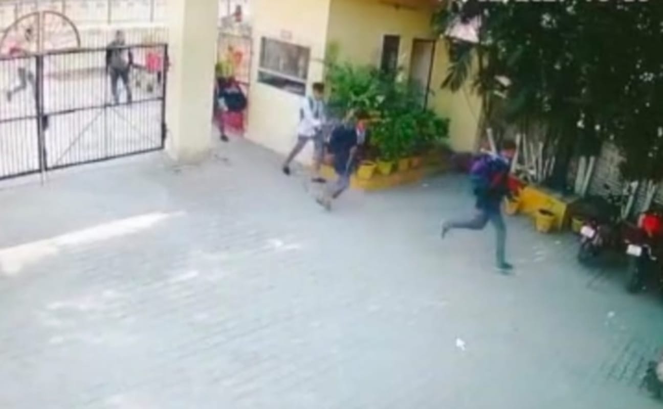 uttarakhand news : fighting between student two group, firing out side college at roorkee