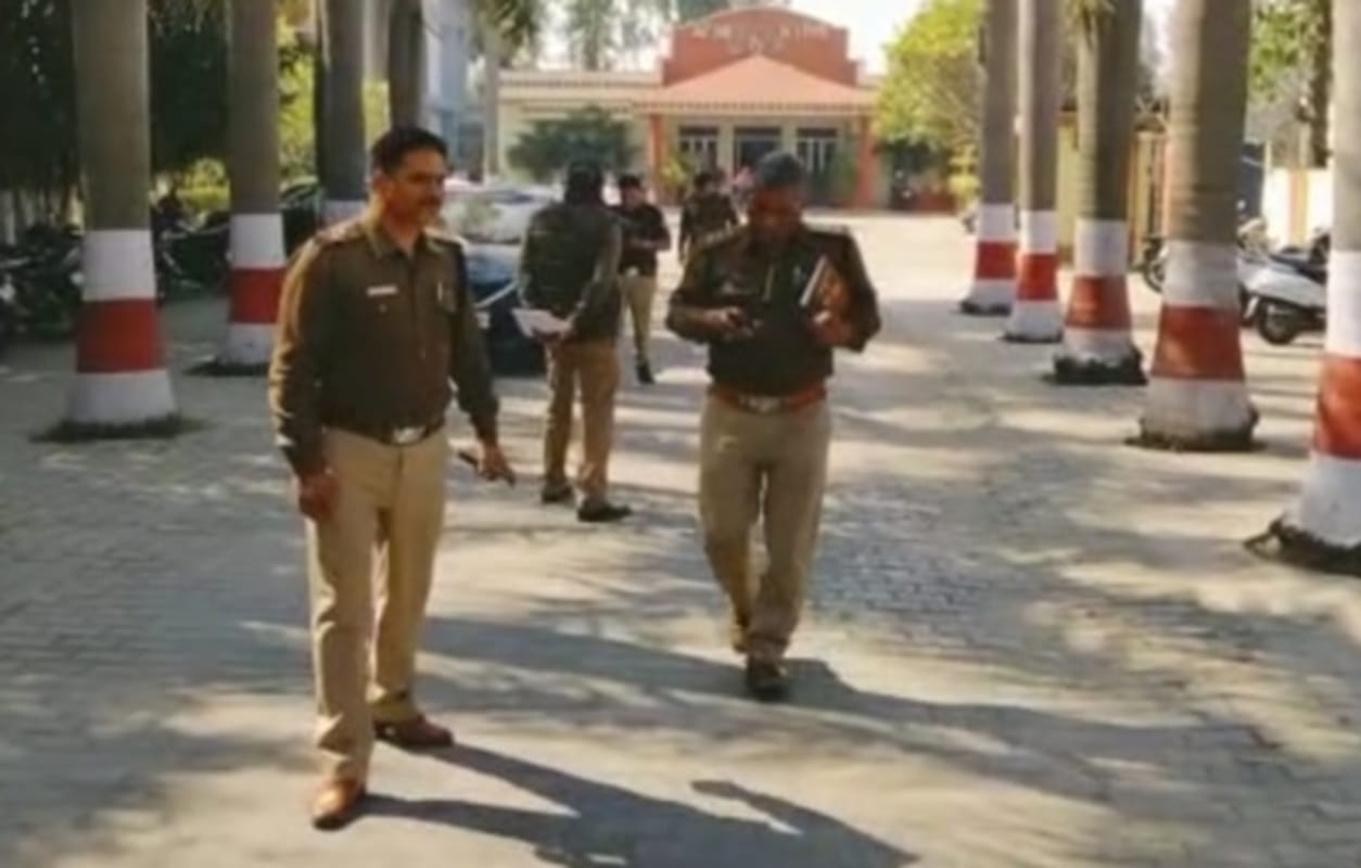 uttarakhand news : fighting between student two group, firing out side college at roorkee