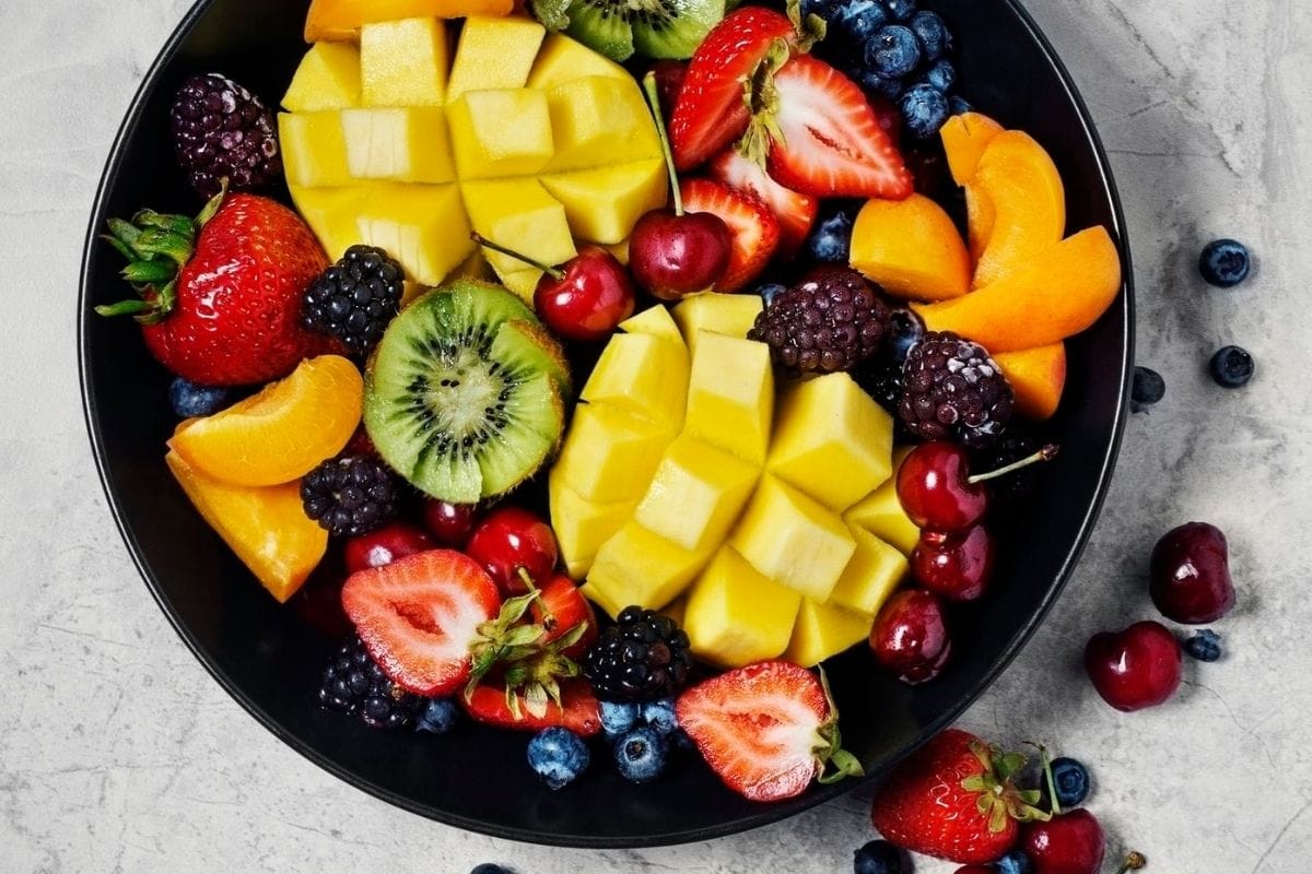 Health Tips: Side Effects of Putting Salt on Freshly Cut Fruits Harmful For Health in Hindi