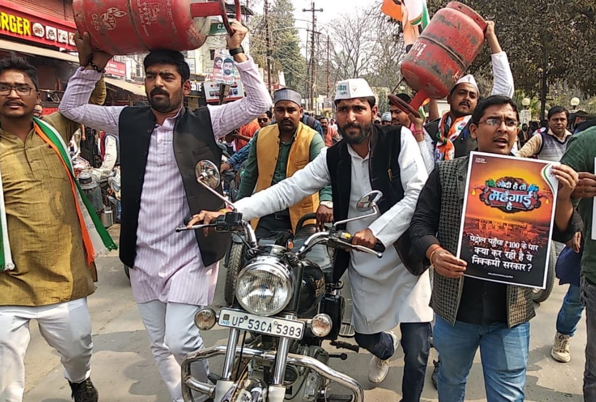 Congress protest for high rate of diesel and petrol in gorakhpur