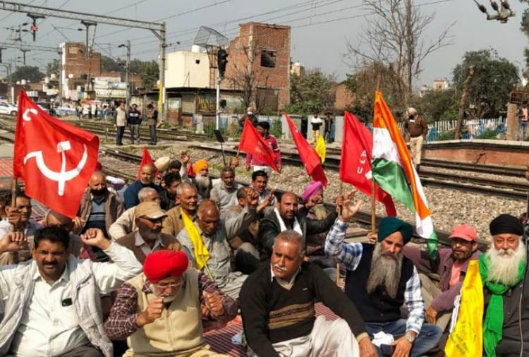 Farmers stopped Trains at 50 places in Firozpur Railway division